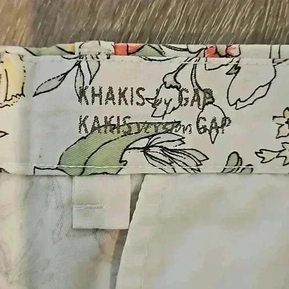 Gap Women's Summer Floral Khaki Shorts - Picture 3 of 3